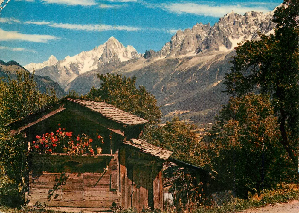 Das kleine Chalet mit Geranien und die Aiguille du Dru (3754 m.) — MASSIF DU MONT-BLANC — Verlag: Les Alpes en couleurs naturelles - Vorderseite