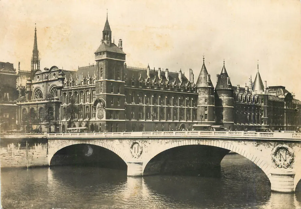 Paris — A Conciergerie do Palácio — Serv. Comercial Monuments Históricos - Frente