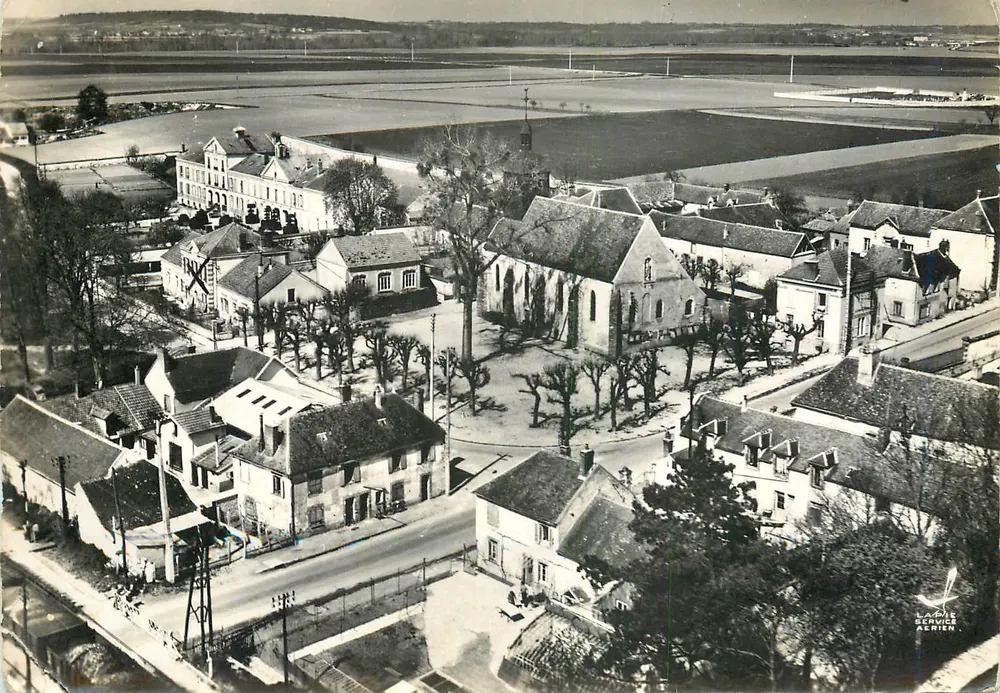 Les Ormes-sur-Voulzie — Vista generale con la chiesa — Edizione Lapie Service Aérien - Recto