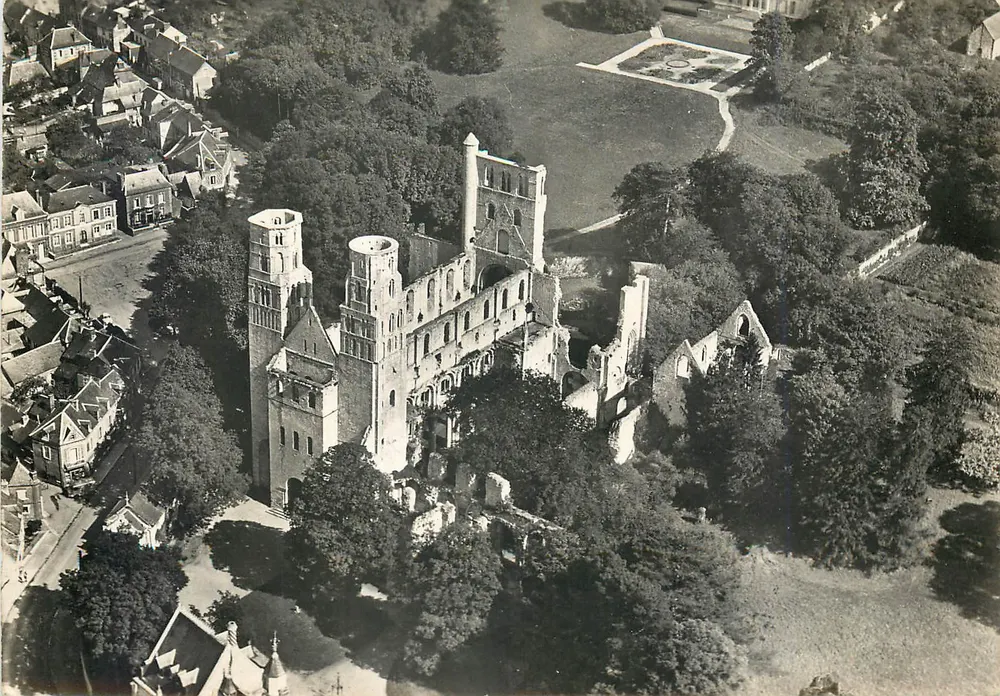 Jumièges (Seine-Maritime) — Les Ruines de l'Abbaye (Vue Aérienne prise du Sud-Ouest) — Service Commercial des Monuments Historiques, Grand Palais, Paris - Recto