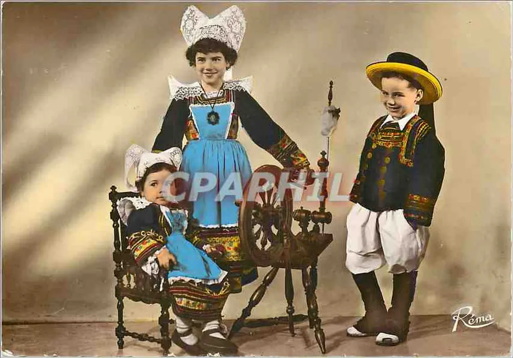 Na Bretanha — Trajes de Pont-Aven — Éd. d'Art Réma, Quimper - Frente