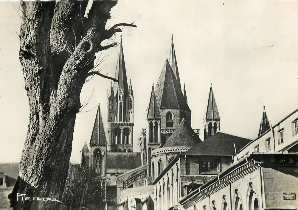 Igreja de São Etienne de Caen — vista externa do lado leste — edição Pierrida - Frente