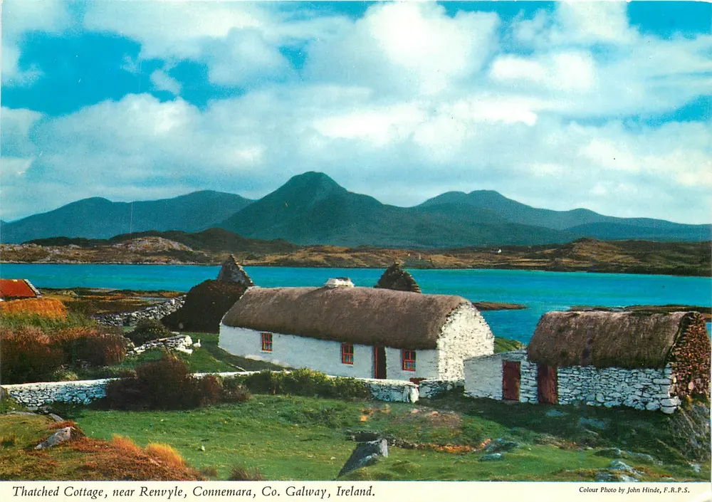 Dachziegel-Hütte, nahe Renvyle, Connemara, Co. Galway, Irland — Farbfoto von John Hinde, F.R.P.S. - Vorderseite