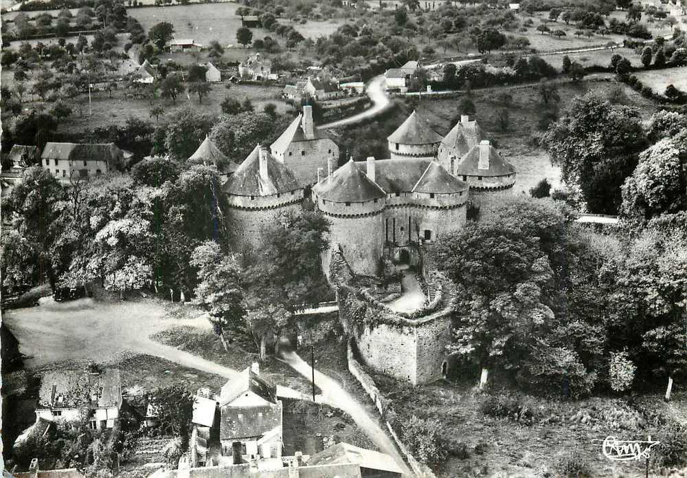 Schloss Lassay — Mayenne — Luftbild — Combiér - Vorderseite