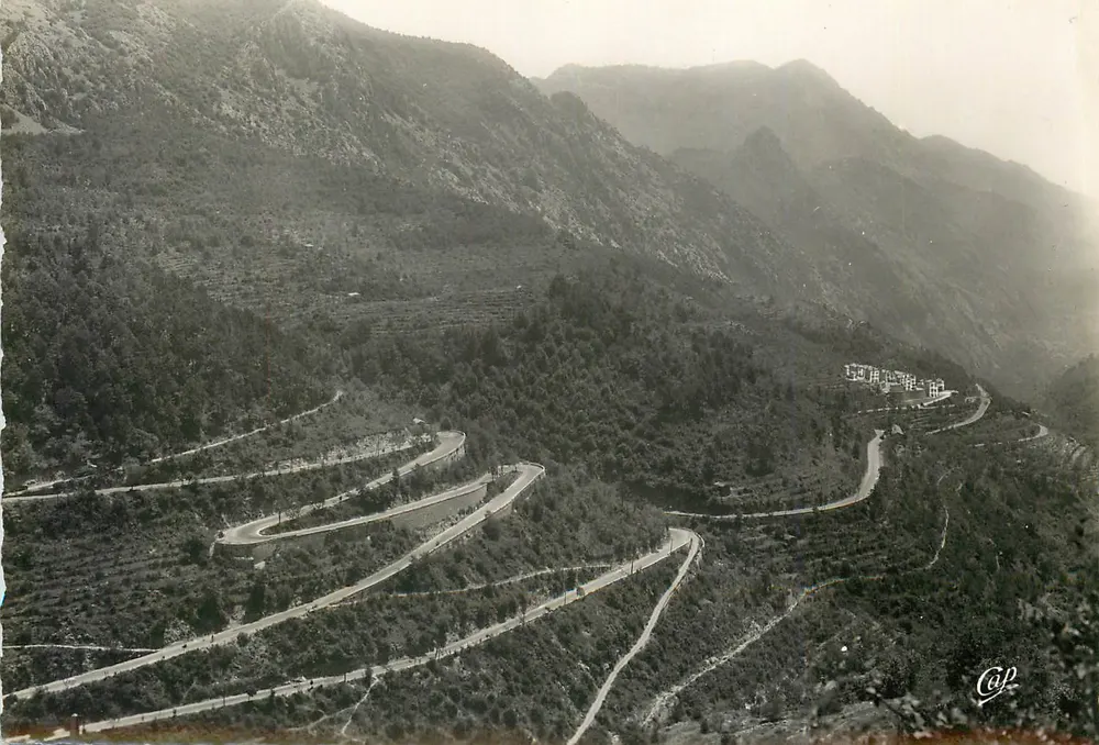 Os curvas do Col de Castillon — Arredores de Sospel (A.-M.) — Cie des Arts Photomàcaniques - Frente