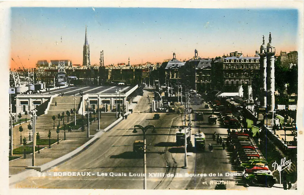 Bordeaux - Os Quais Louis XVIII da Bolsa da Alfândega e Richelieu - Frente