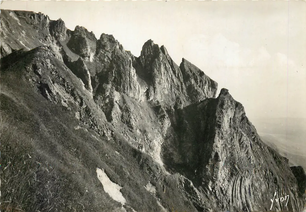 Environs du MONT-DORE (P.-de-D.) — Le puy de Sancy (1886 m.) — Les cheminées du diable — Édition d'Art Yvron, n° I.B. 2294 - Recto