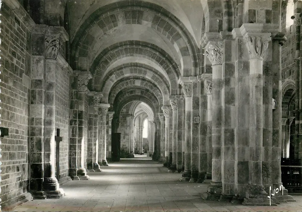Vézelay (Yonne) — Basilique de la Madeleine, Bas-Côté Nord de la Nef — Les Editions d'Art, Paris - Recto