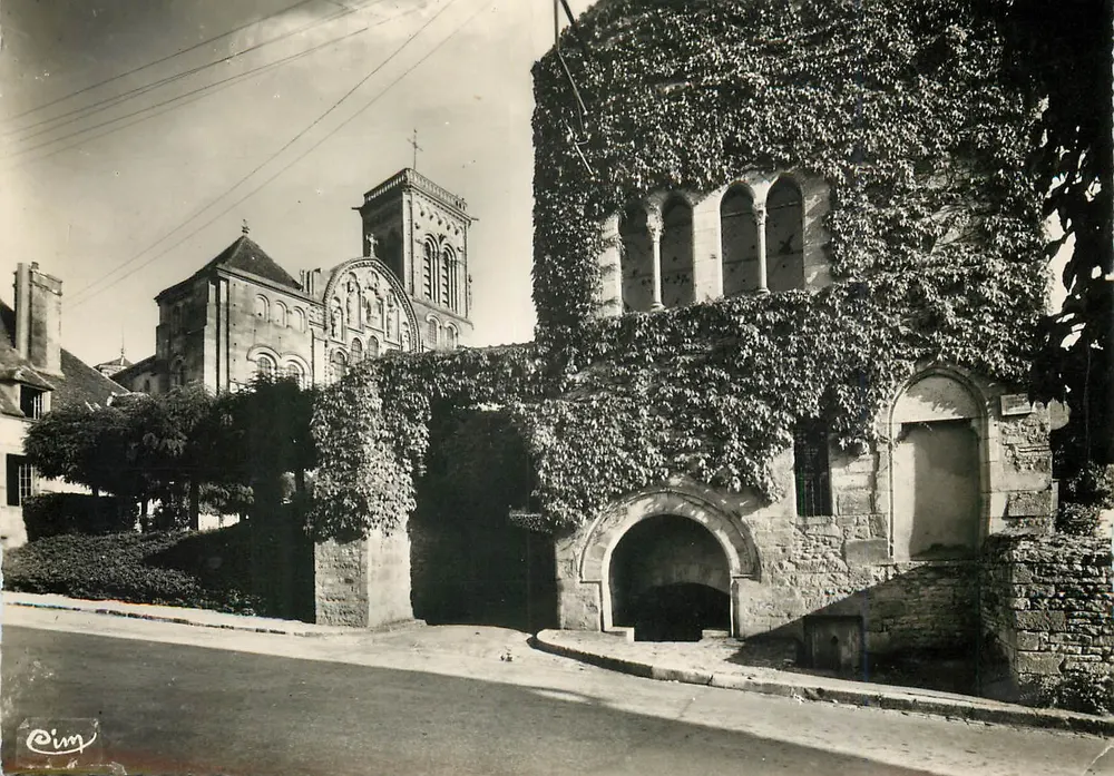 Vézelay — La Basilique de la Madeleine et la Maison Romane — Photographie Véritable - Recto