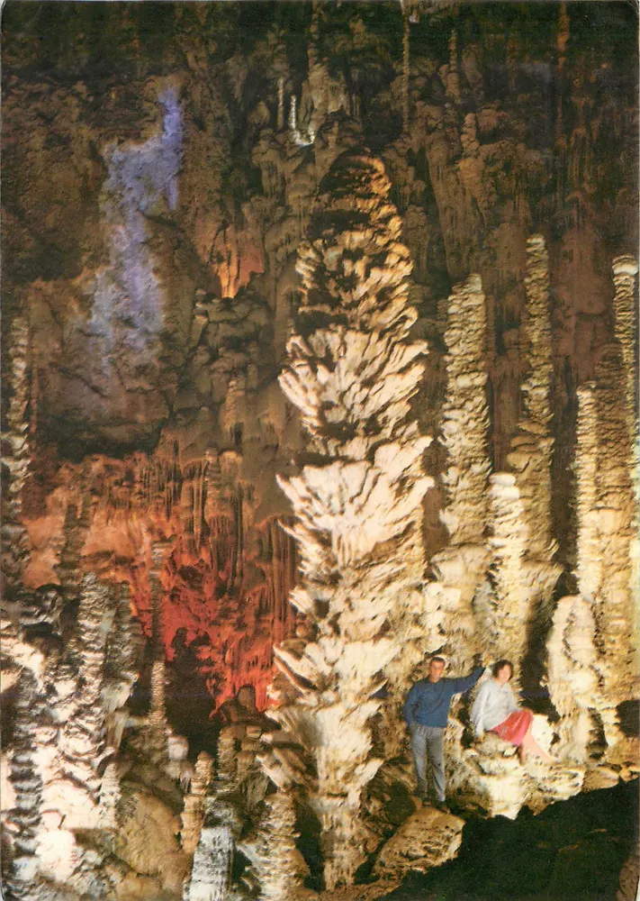 Aven Armand — Gruta luminosa com colunas calcárias — Editado por L.O.D.T. Lozère - Frente