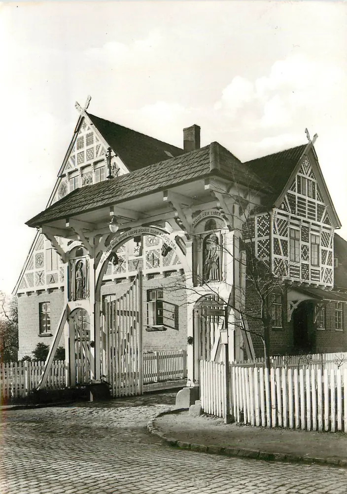 Jork - Altländer Tor — porta de entrada com edifícios em madeira aparente — Photohaus W. Hartmann, Jork - Frente