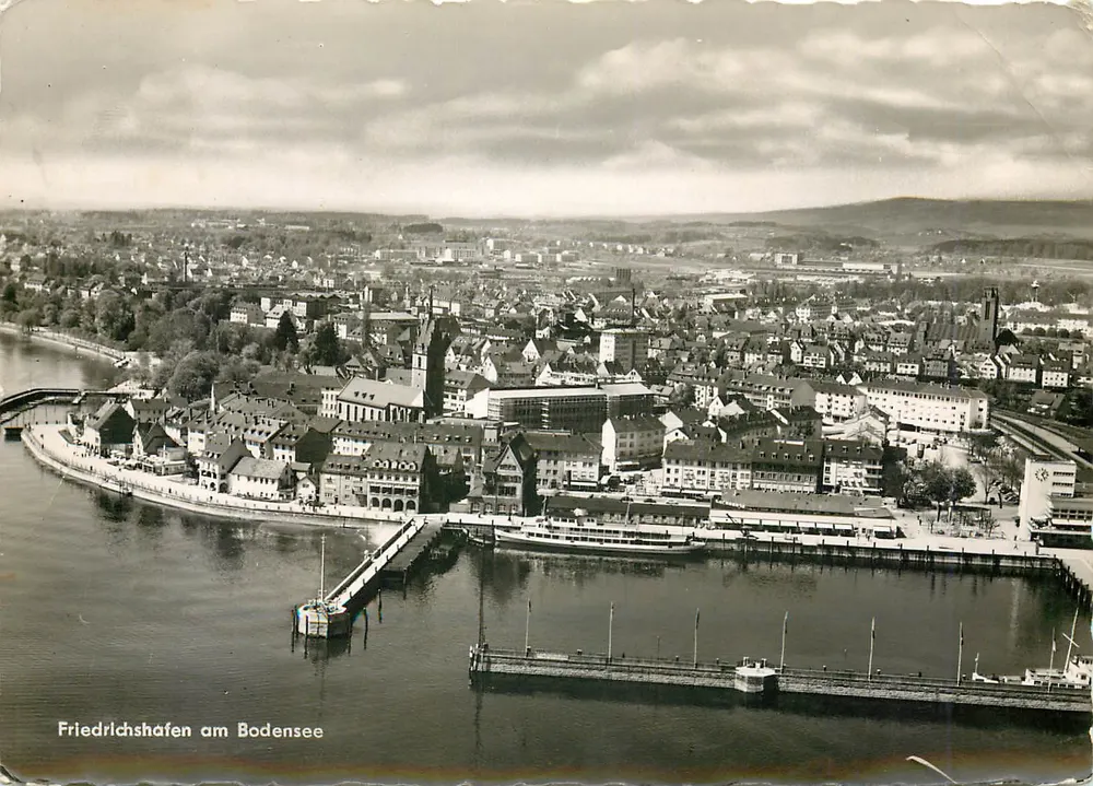Friedrichshafen am Bodensee — vista aérea do porto e dos edifícios — Foto Verlag Hildenbrand Gopfarten - Frente