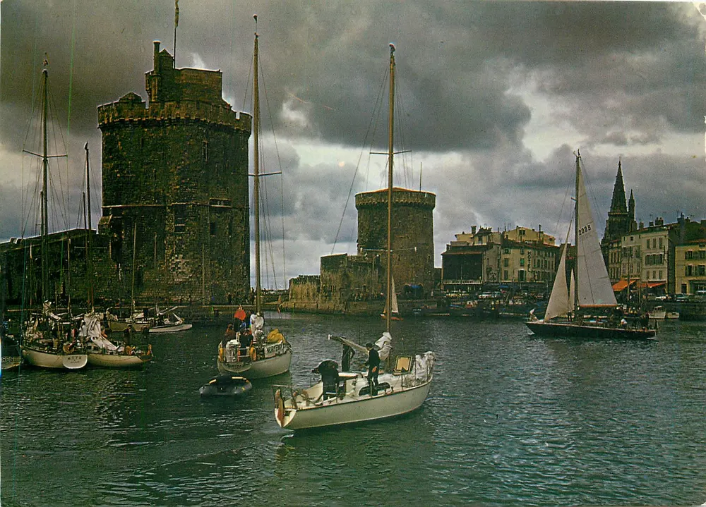 La Rochelle — Le Port et les Tours — Éditeurs Couleurs Naturelles - Recto