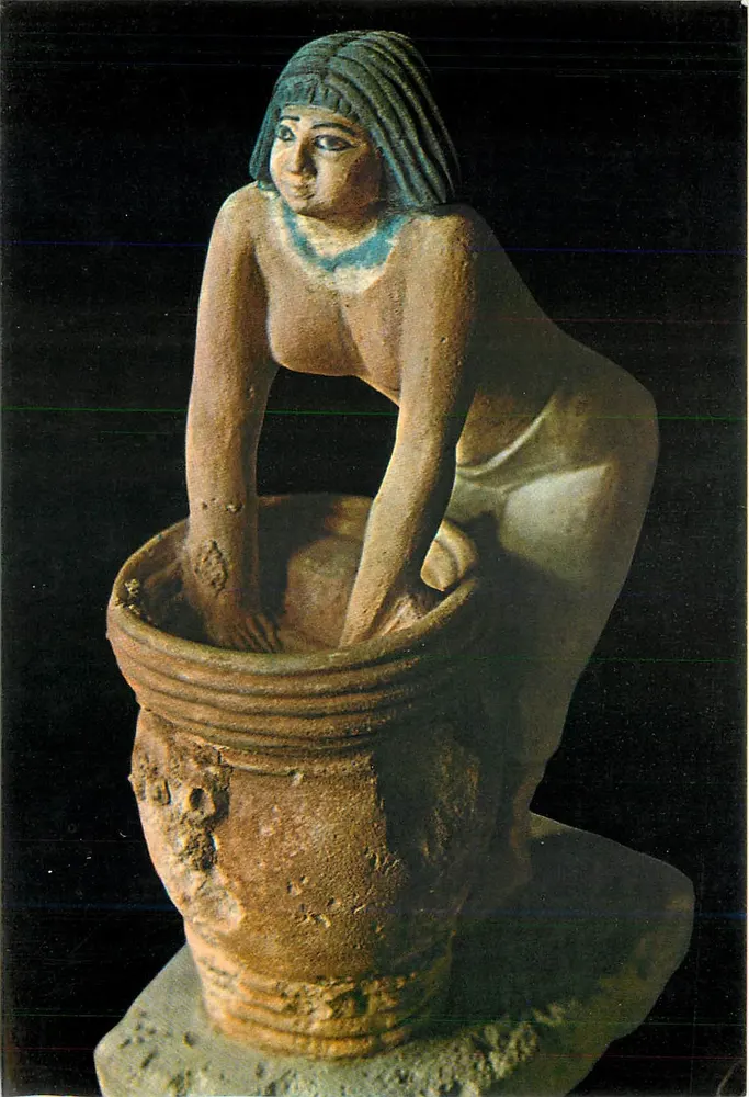 Femme brassant de la bière — 5e Dynastie — Éditeur Landrock Art Publishers, n° 272 - Recto