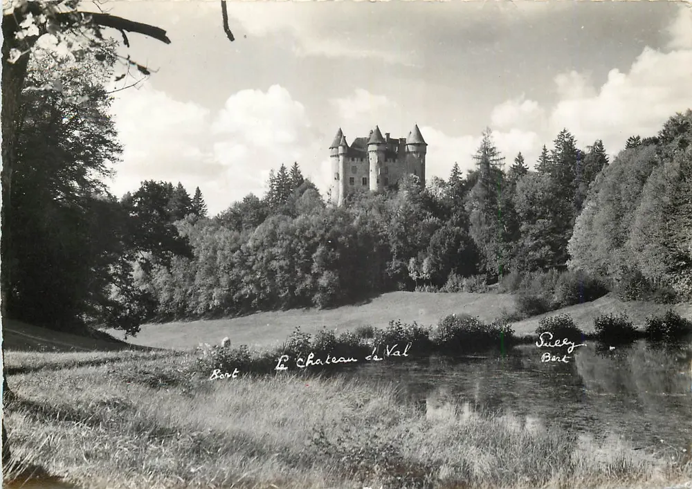 Bort (Corrèze) — Le Château de Val — sur le lac du Barrage — XVème siècle — Photo Sully, Interd. - Recto