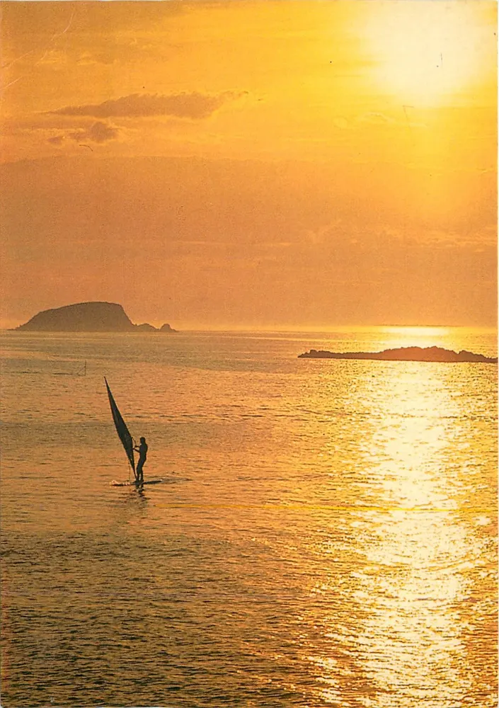 Pôr do sol — windsurf no mar — Foto Philippe Garguil, imp. SECALIB, 35120 La Guerche - Frente