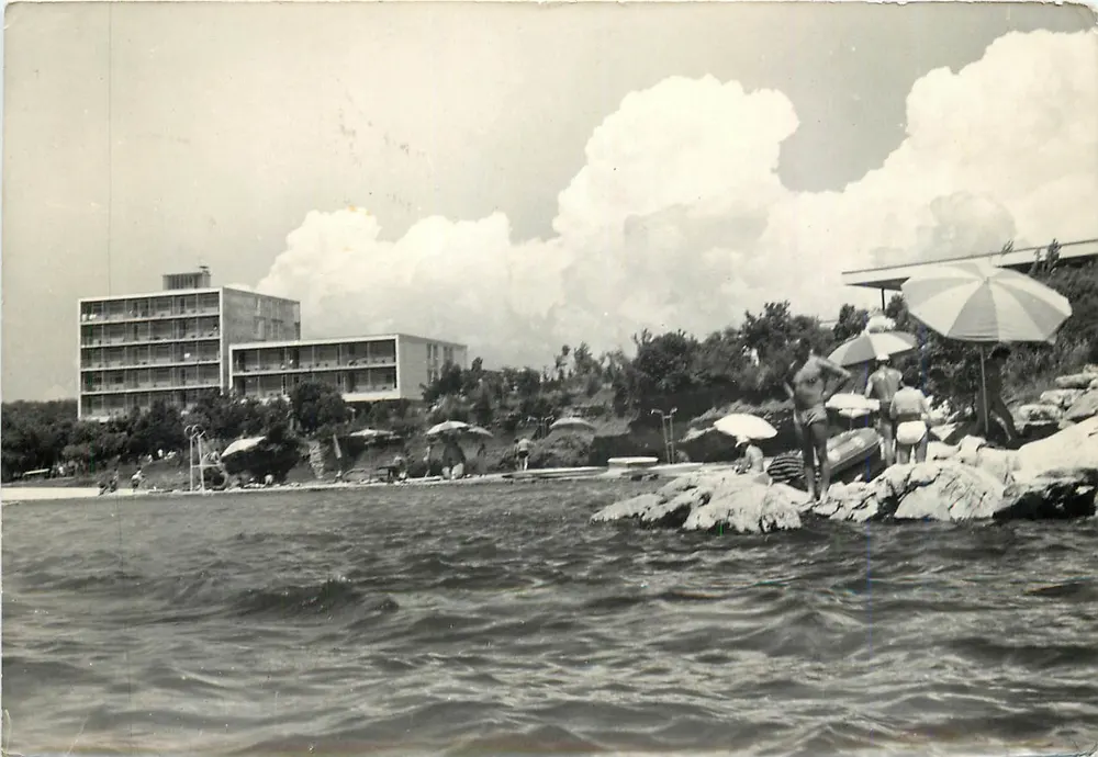 Crvena Luka — praia e hotel — editor Snimio I. Medar, n° 65-372-2 - Frente