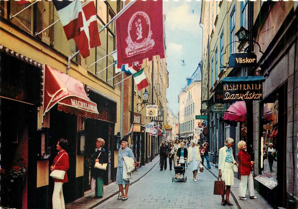 स्टॉकहोम — Gamla Stan, Västerlånggatan — Färgfoto Giovanni Trimboli, Grako - आगे