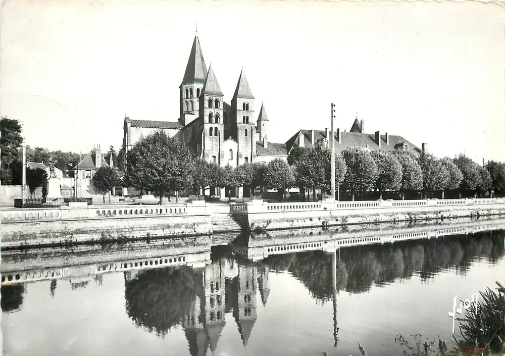 Paray-le-Monial — Bazylika z XII wieku — Wydawnictwo LUC - Awers