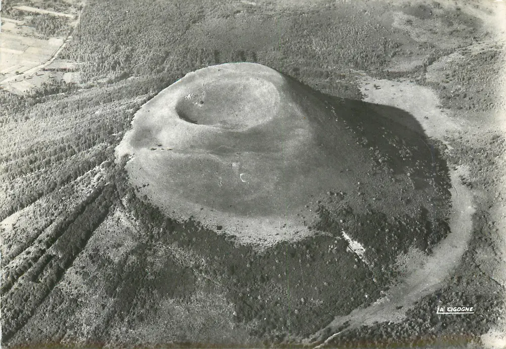 Craqueira dos Montes Dôme — vista aérea — Éditions La Cigogne - Frente