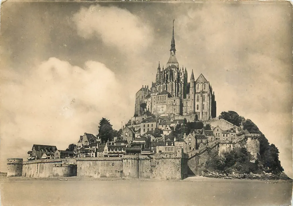 Monte Saint-Michel — Conjunto Leste — Serv. Comercial Monuments Historiques Gd. Palais, Av. Alexandre III, Paris - Frente