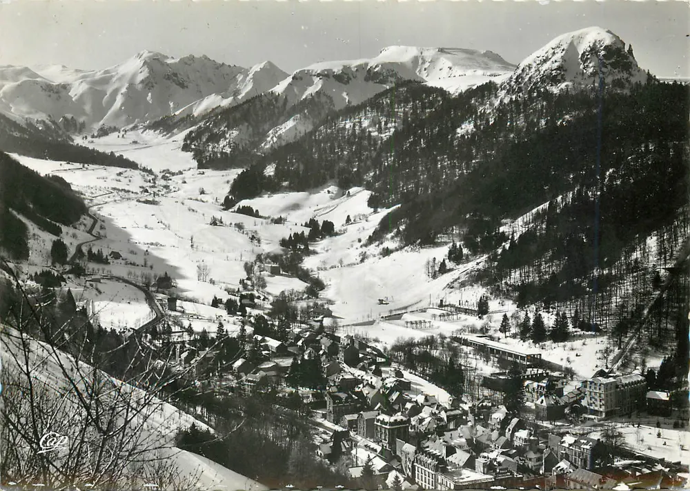 O Mont-Dore — Vista geral, O Sancy (1886 m) e o Capucin — Cie des Arts Photographiques - Frente