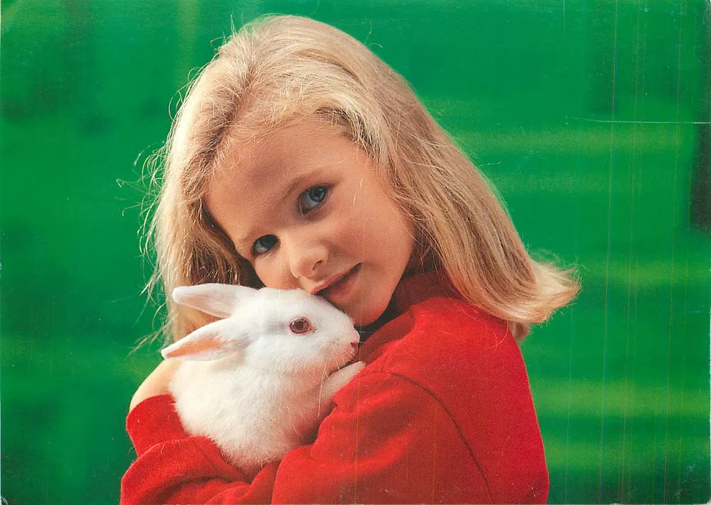 Menina loira segurando um coelho branco — propaganda para a Blanche Porte — VEPEX 5000 - Frente