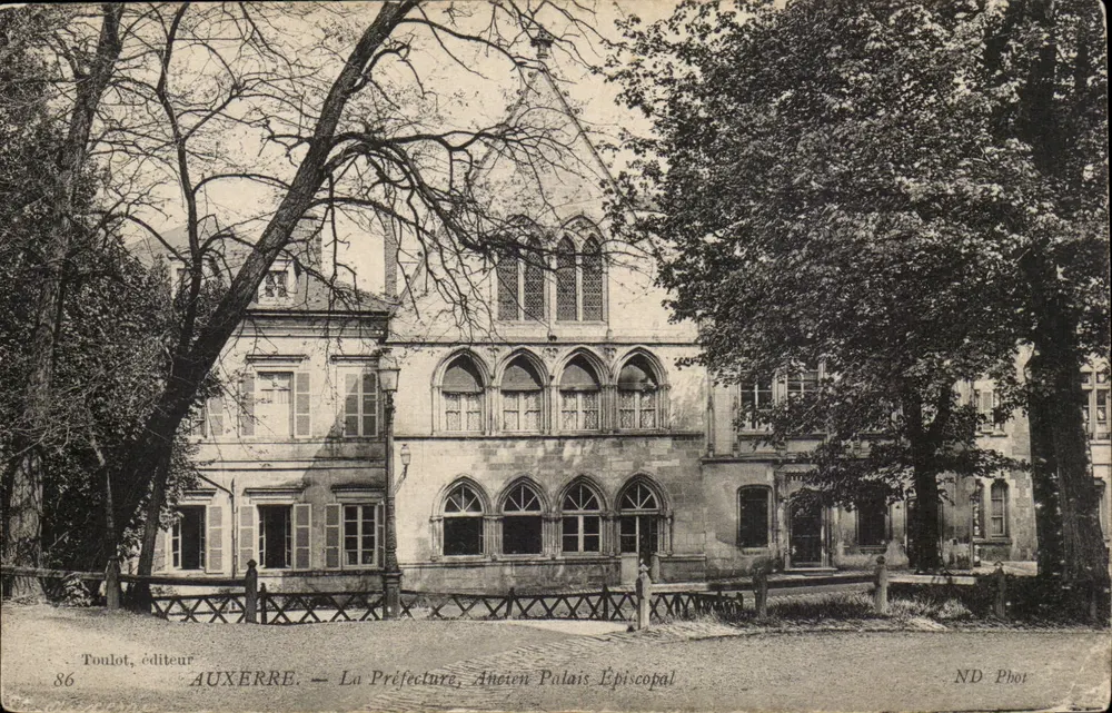 Auxerre — La Préfecture, Ancien Palais Épiscopal — Toulot, éditeur 86 - Recto