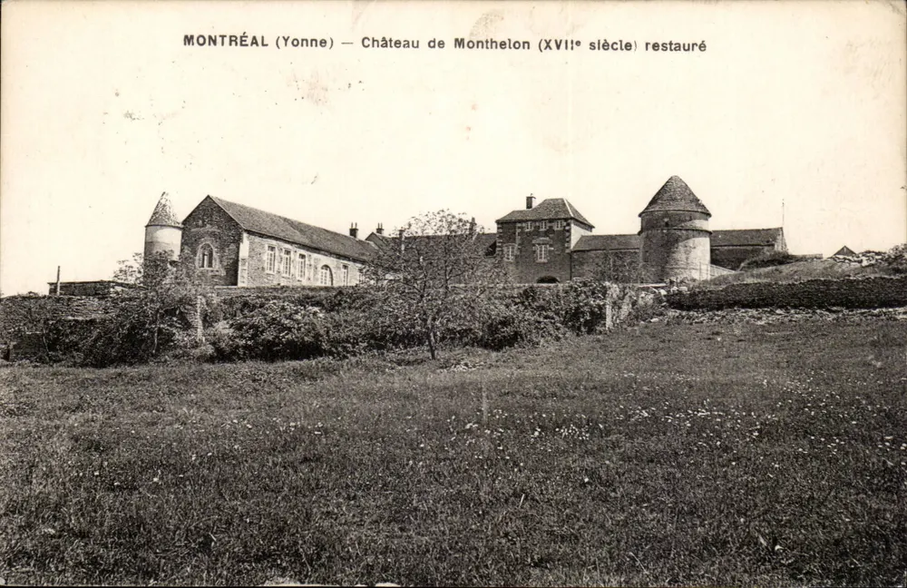 Montréal (Yonne) — Restauriertes Schloss Monthelon (16. Jahrhundert) - Vorderseite