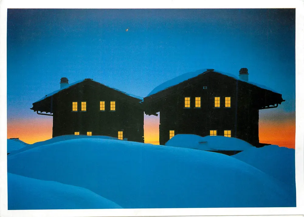 Dois chalés nevados — pôr do sol — - Frente