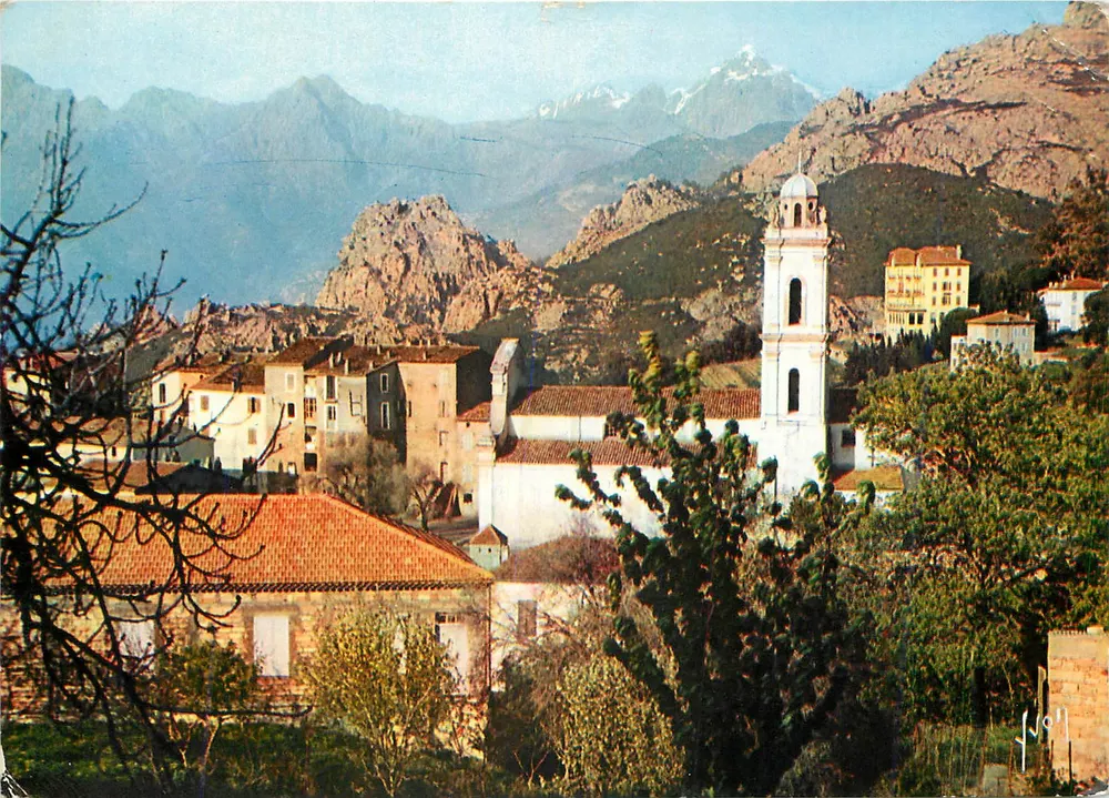La Corrèze — Vista panorâmica com igreja e montanhas no fundo — Editor J. Vion, n° 12 - Frente