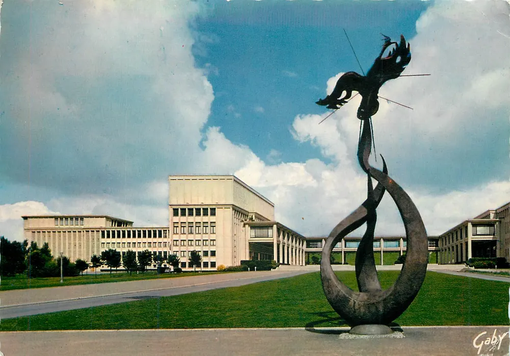 Caen - A Universidade e a Estátua 'O Fênix' — Editora Gaby - Frente