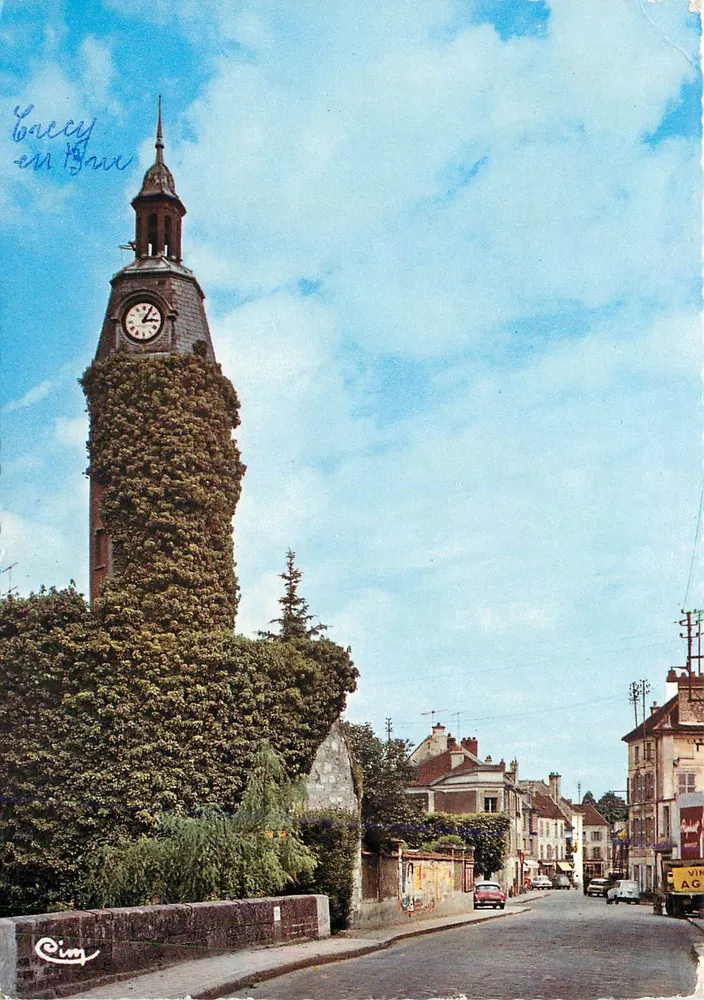 Crécy-en-Brie — Torre da Igreja coberta de videira — editor Cim - Frente