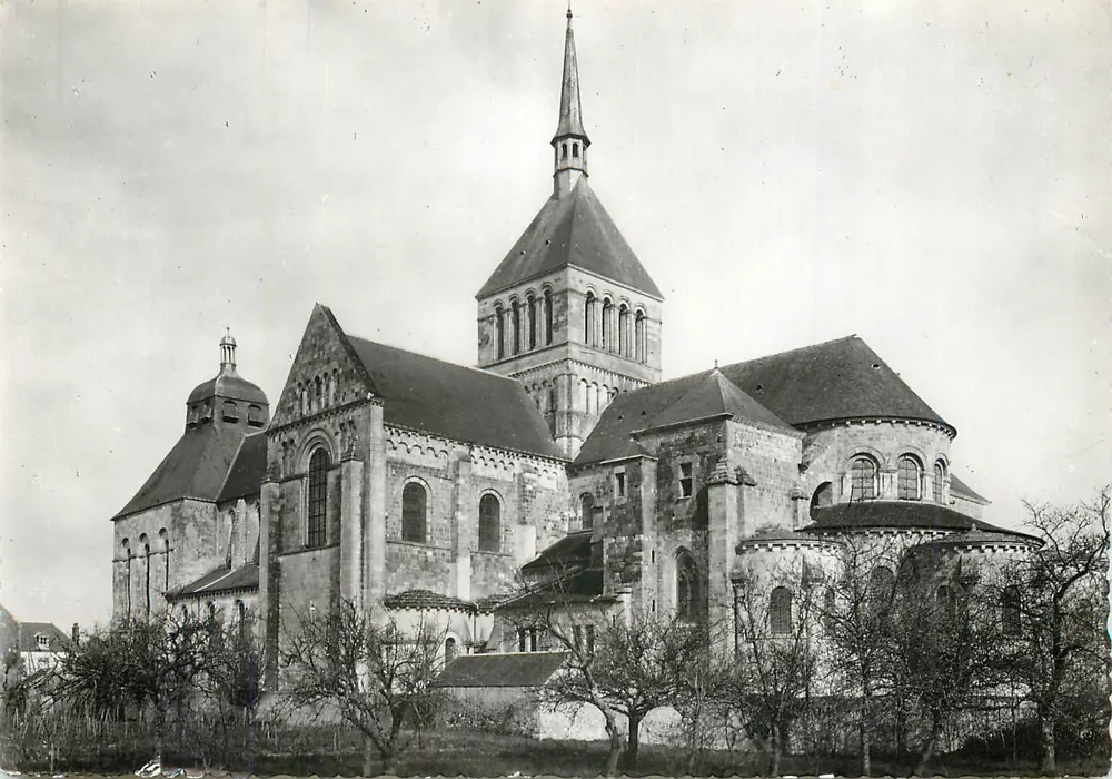 Saint-Benoît-sur-Loire — La Basilique (XIe-XIIe s.) — Bulloz, Paris - Recto