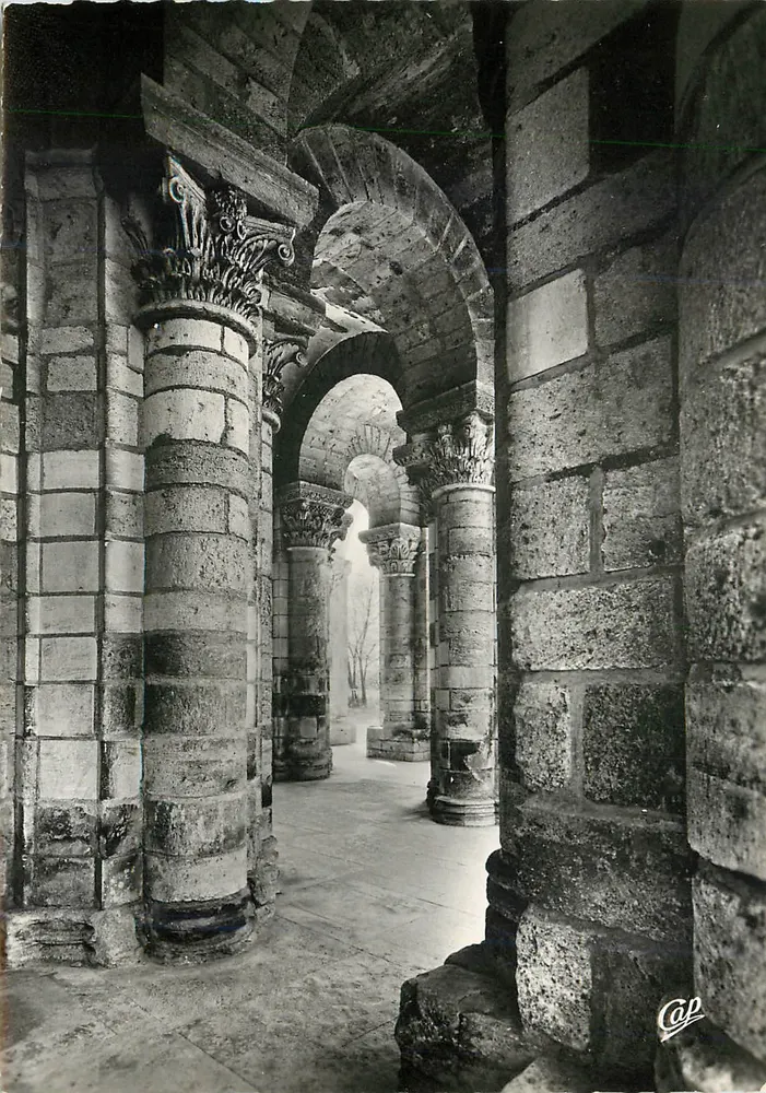 Abtei Saint-Benoît-sur-Loire — Unter der Turm — Portal der Basilika (11. Jahrhundert) — Cie des Arts Photomécaniques, Paris - Vorderseite