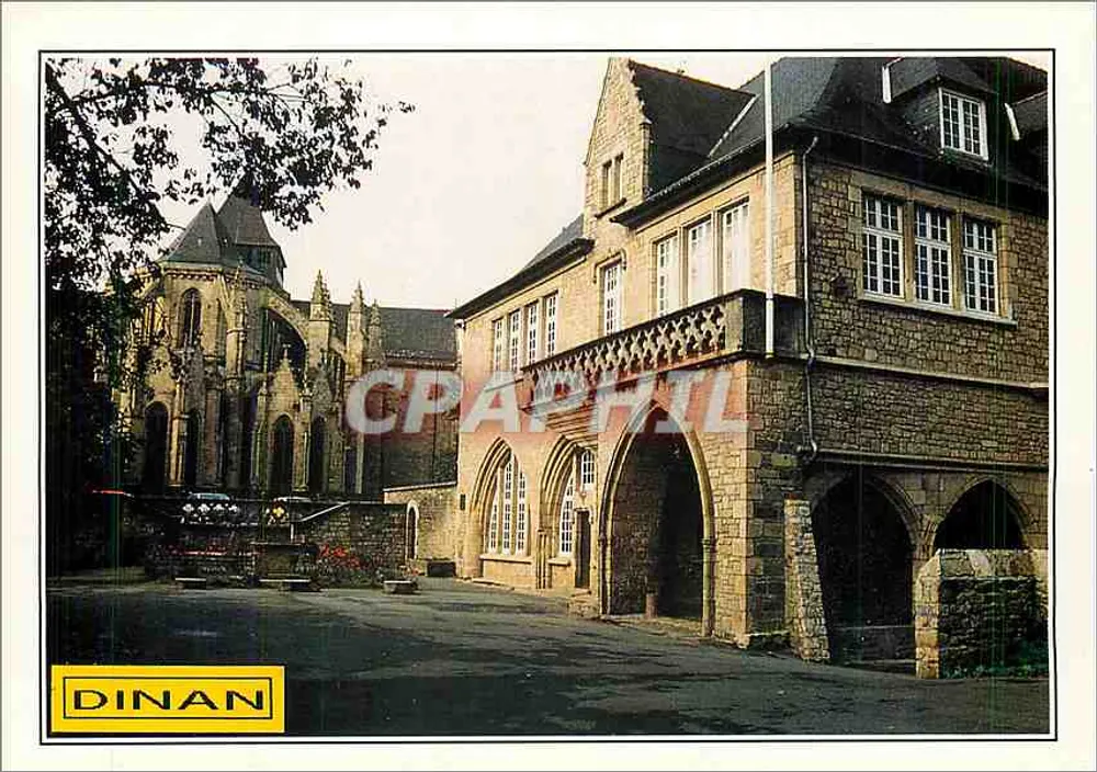 Dinan — vista da catedral e do edifício adjacente — Éditions Dubray - Frente