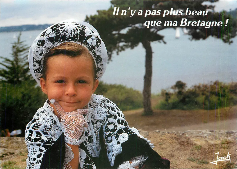 Fille en costume de l'île aux Moines — Bretagne — Éditions d'Art LOUANNE, n°4688 - Recto