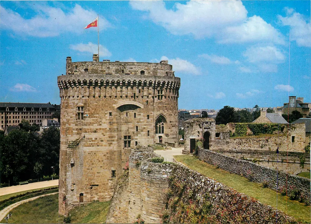 Dinan (Côtes d'Armor) — O castelo da Duquesa Ana — Edições Dubray, n° 17bis - Frente