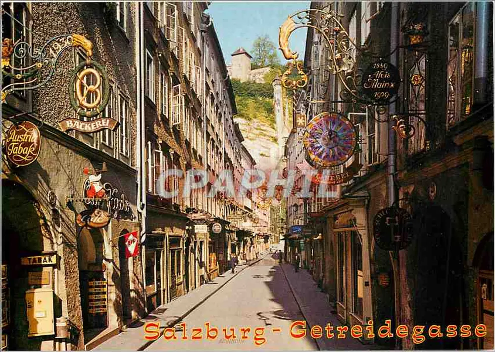 Salzburgo - Getreidegasse — vista da rua com lojas de pão e tabacaria — Risch-Lau - Frente