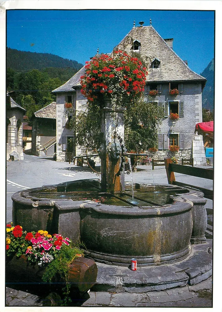 Fontaine pública — Samoëns (Haute-Savoie) — editor Cellaard - Frente