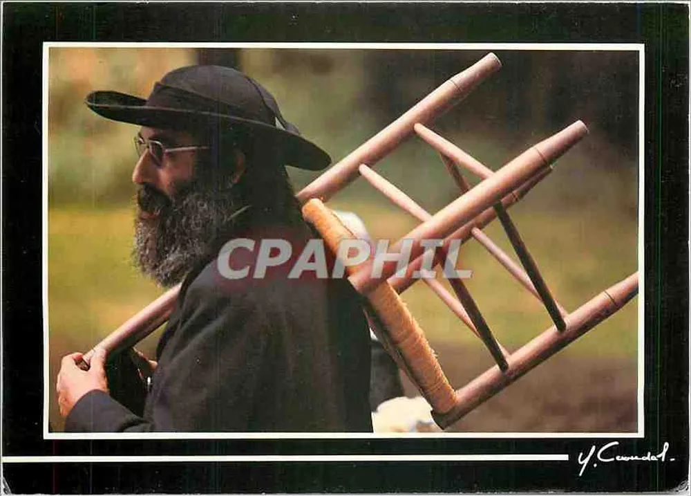 Joodse orthodoxe man — met een stoel — Foto Y.R. Caoudal - Voorkant