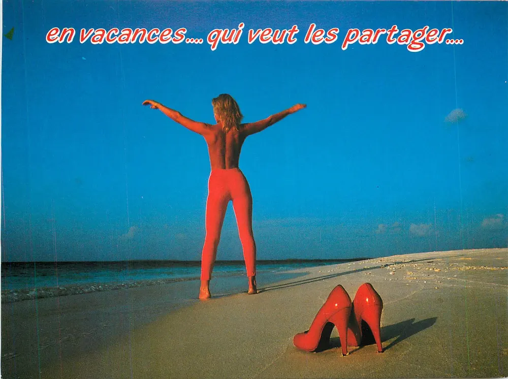 Vrouw in rood zwemkostuum op de strand — tekst 'in vakantie.... wie wil ze delen....?' — Les Éditions Plérin - Voorkant