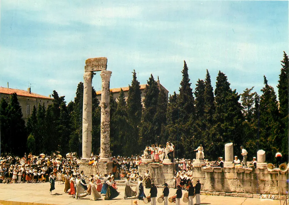 Arles — Provençalische Feste am antiken Theater — Verlag G. Gandini, Marseille - Vorderseite