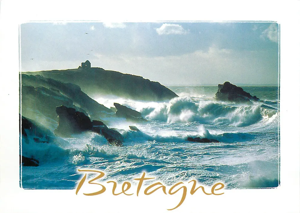 Praia da Bretanha — ondas e falésia — editor não visível - Frente