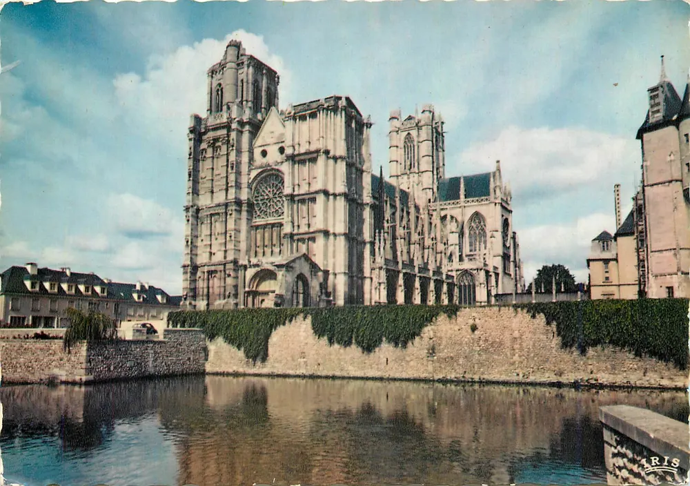 Évreux (Eure) — A Catedral e o Espelho d'Água — Éditions IRIS - Frente