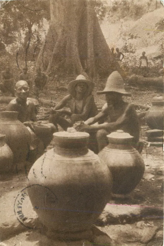 Marché de Koumèa — Scène de fabrication de poteries — Piuso J. Faure - Frente