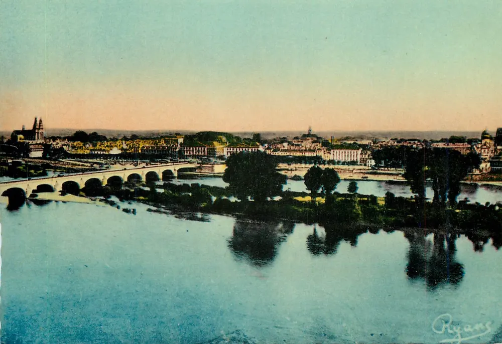 Tours (Loire-et-Loire) — Vista Panorâmica — Ryans - Frente