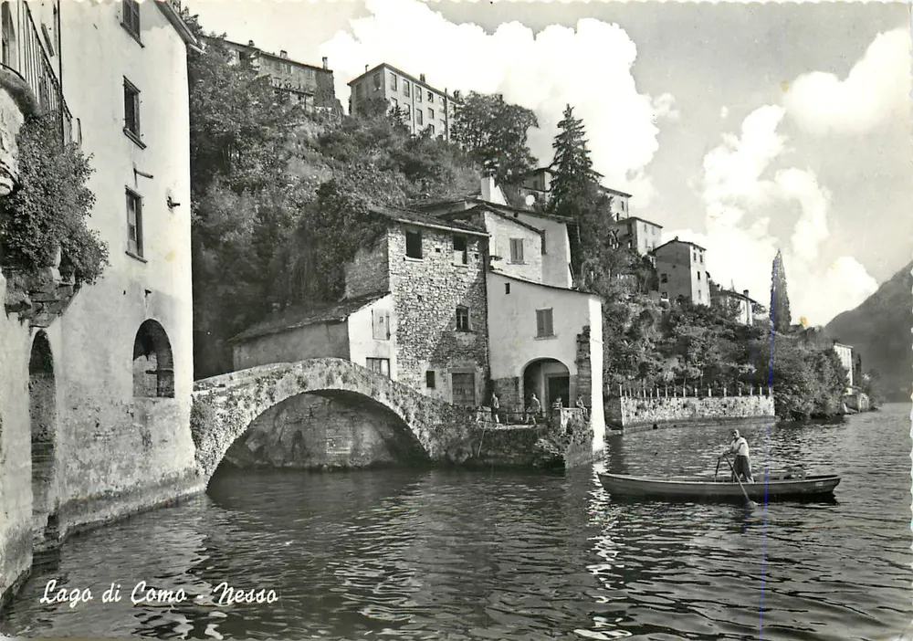 Lago di Como - Nesso — vista do lago com ponte e barco — Vera Fotografia - Frente