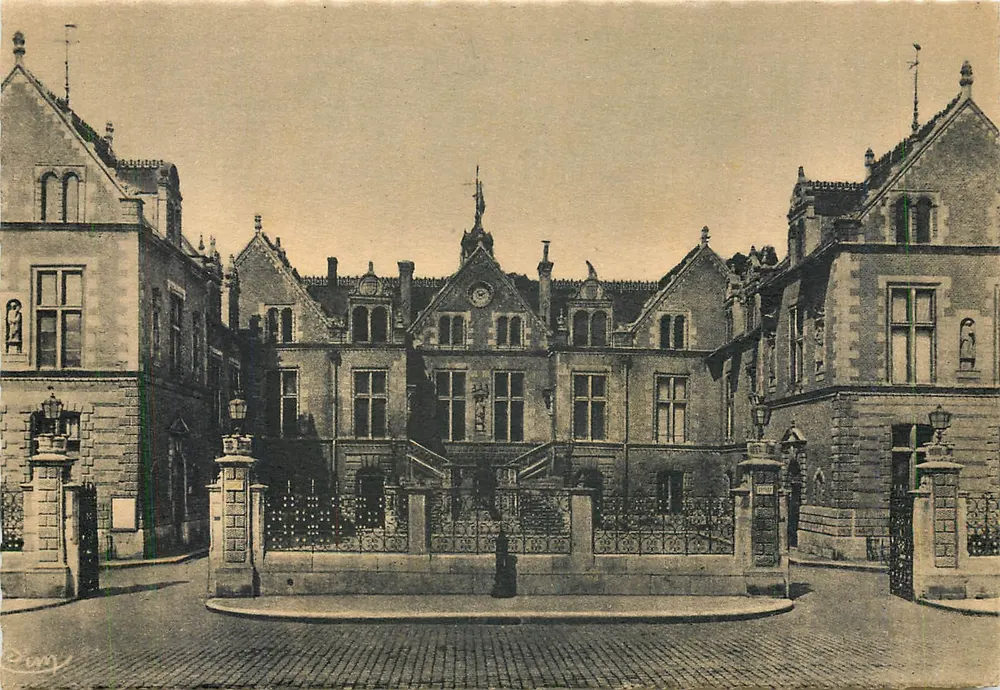 Orléans — Hôtel de Ville (1530) — Héliogravure C. Hagon - Recto