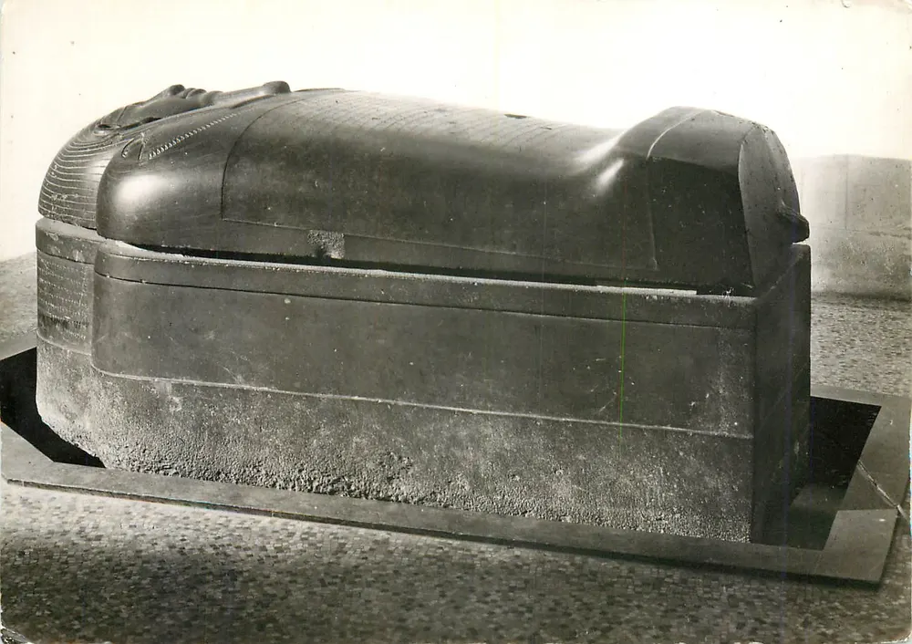 Sarcófago de Eshmunazar — Museu do Louvre — Éditions des Musées Nationaux - Frente